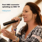 Madelon Gerrits-Eijkhout spreekt in een microfoon tijdens een opname over de Post-HBO counseloropleiding bij Praktijk op Waarde.
